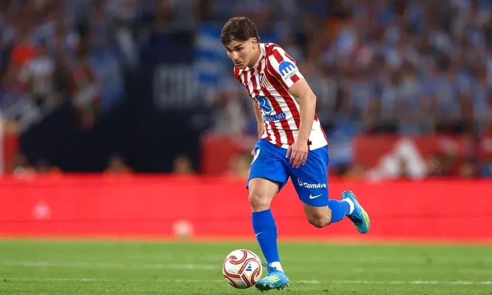 Jugador de Atlético de Madrid corriendo con el balón Jugador de Atlético de Madrid corriendo con el balón