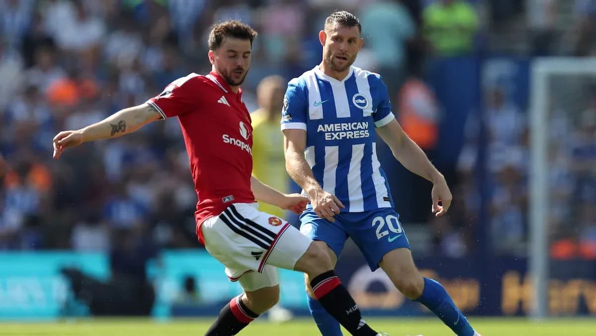 Jugador de Brighton disputa el balón con rival Jugador de Brighton disputa el balón con rival