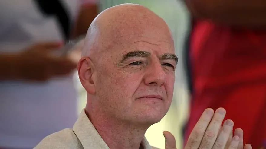 Hombre con cabello rapado sentado en evento Hombre con cabello rapado sentado en evento