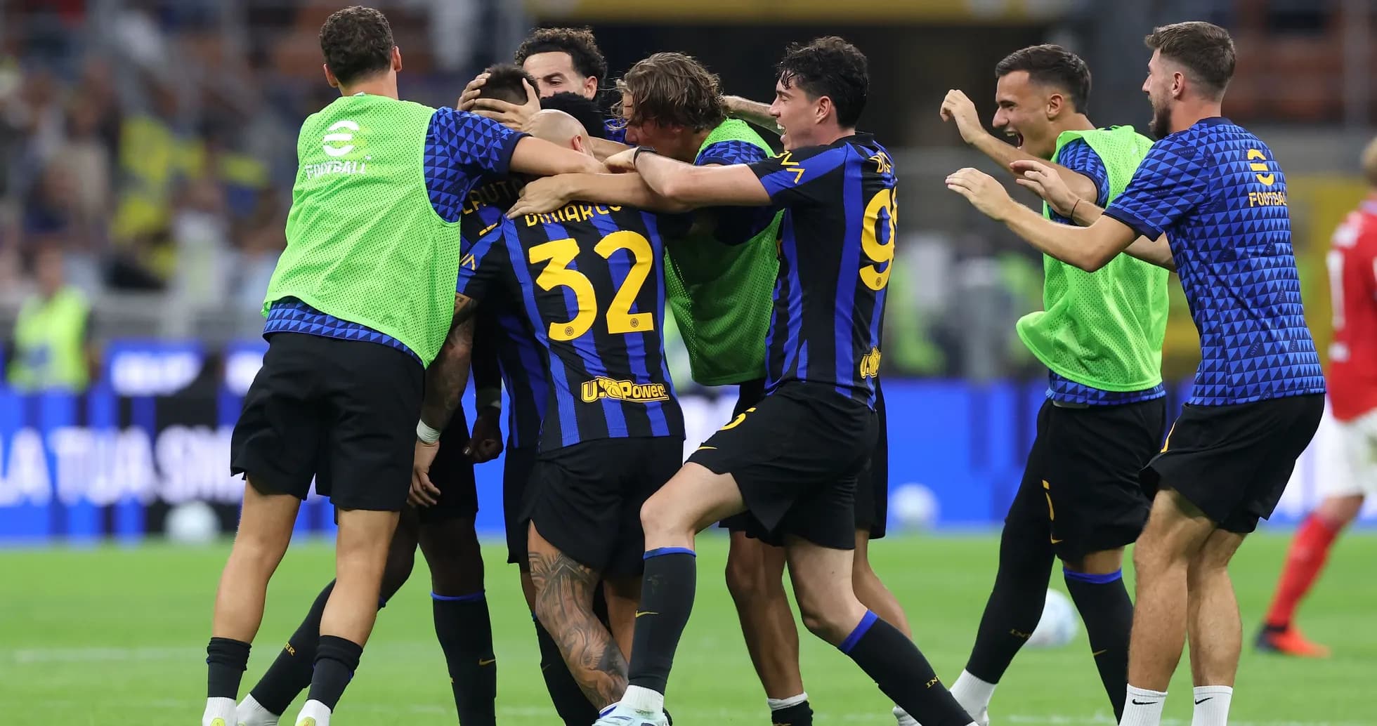 Jugadores de Inter celebrando un gol en el partido Jugadores de Inter celebrando un gol en el partido
