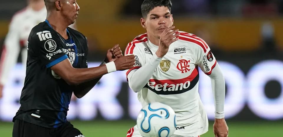 Jugadores de Flamengo e Independiente del Valle en acción Jugadores de Flamengo e Independiente del Valle en acción