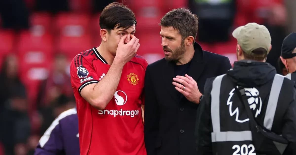 Jugador de Manchester United hablando con el entrenador Jugador de Manchester United hablando con el entrenador