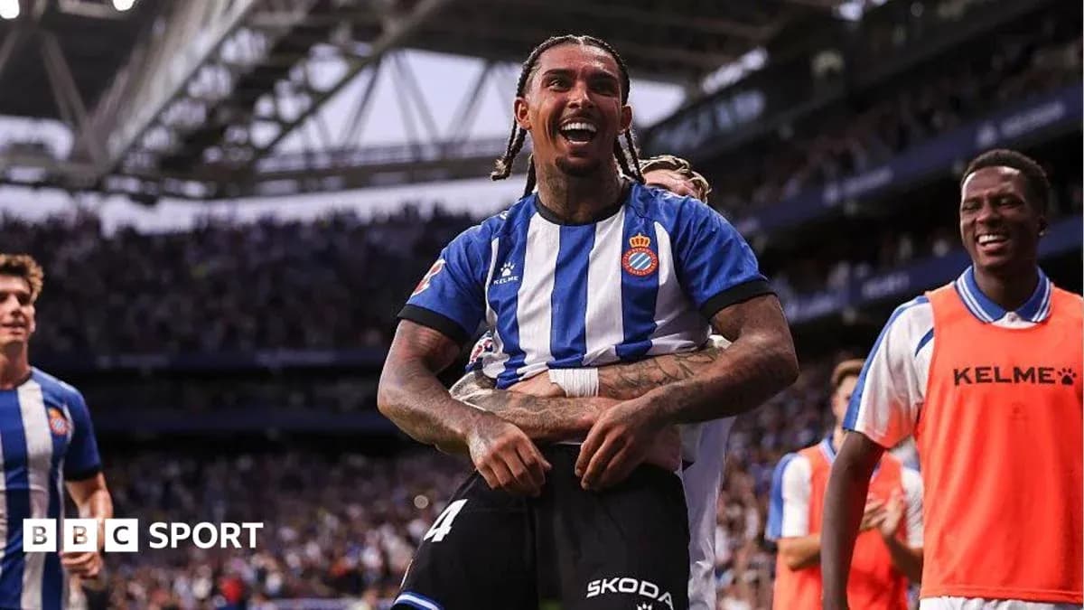 Jugador del Espanyol celebrando con compañeros tras gol Jugador del Espanyol celebrando con compañeros tras gol