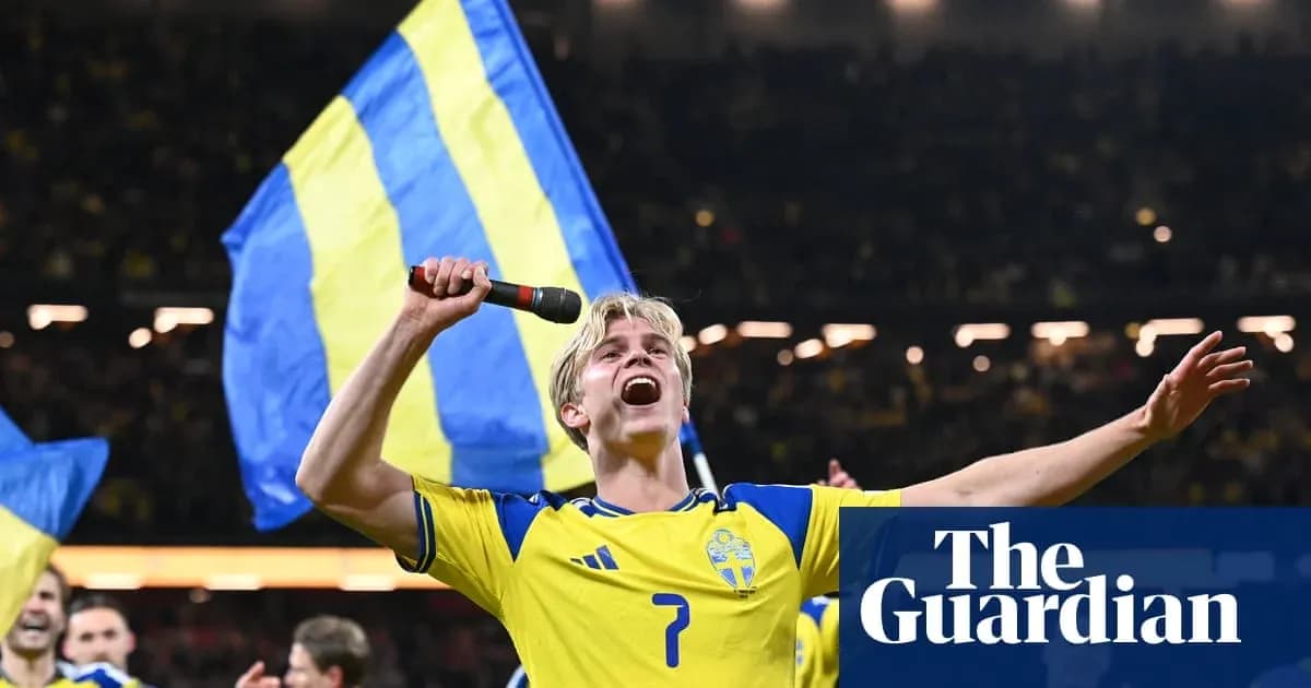 Jugador de Suecia celebrando con bandera en el estadio Jugador de Suecia celebrando con bandera en el estadio
