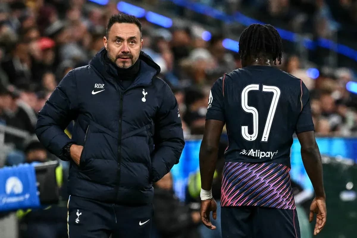 Entrenador de Tottenham hablando con jugador en partido Entrenador de Tottenham hablando con jugador en partido