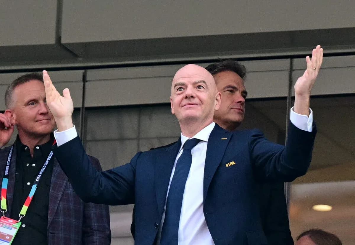 Gianni Infantino saludando desde un palco durante evento Gianni Infantino saludando desde un palco durante evento
