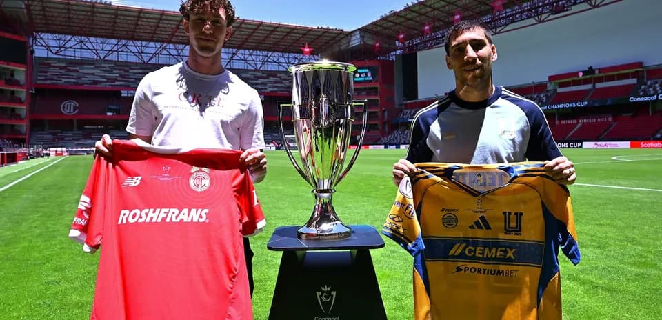Jugadores de Toluca y Tigres con trofeo Jugadores de Toluca y Tigres con trofeo