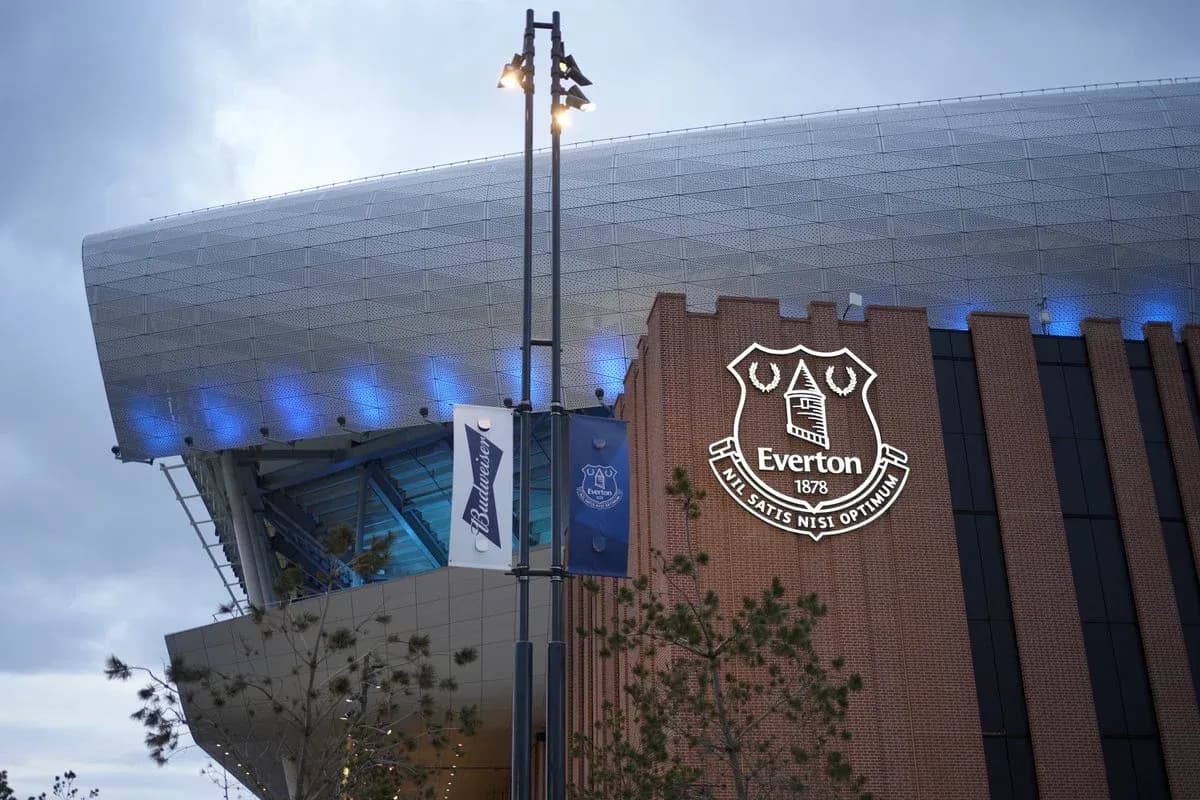 Exterior del estadio de Everton con logotipo iluminado Exterior del estadio de Everton con logotipo iluminado