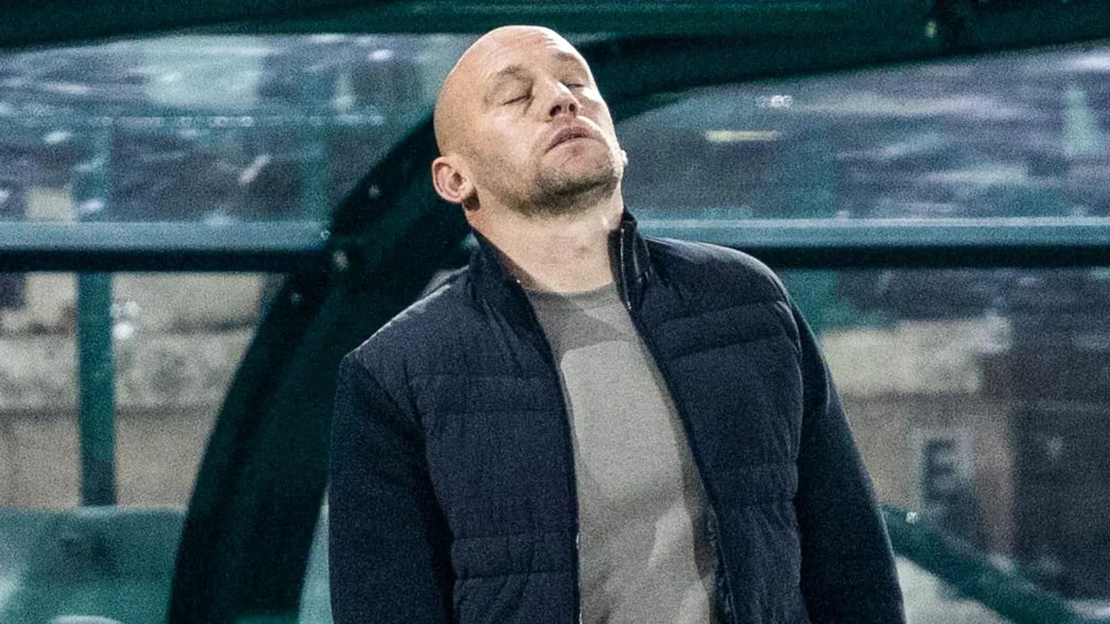 Entrenador observando el partido desde la banca Entrenador observando el partido desde la banca
