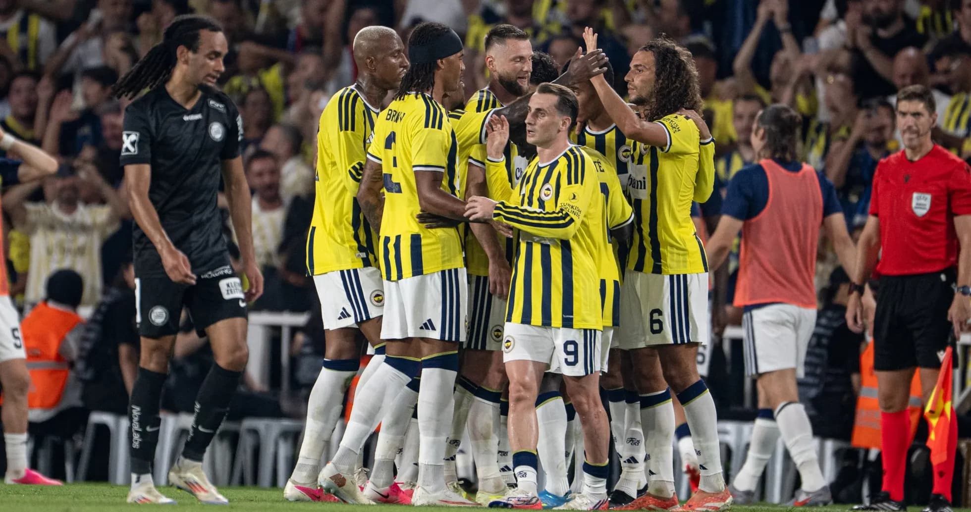 Jugadores de Fenerbahçe celebrando un gol Jugadores de Fenerbahçe celebrando un gol