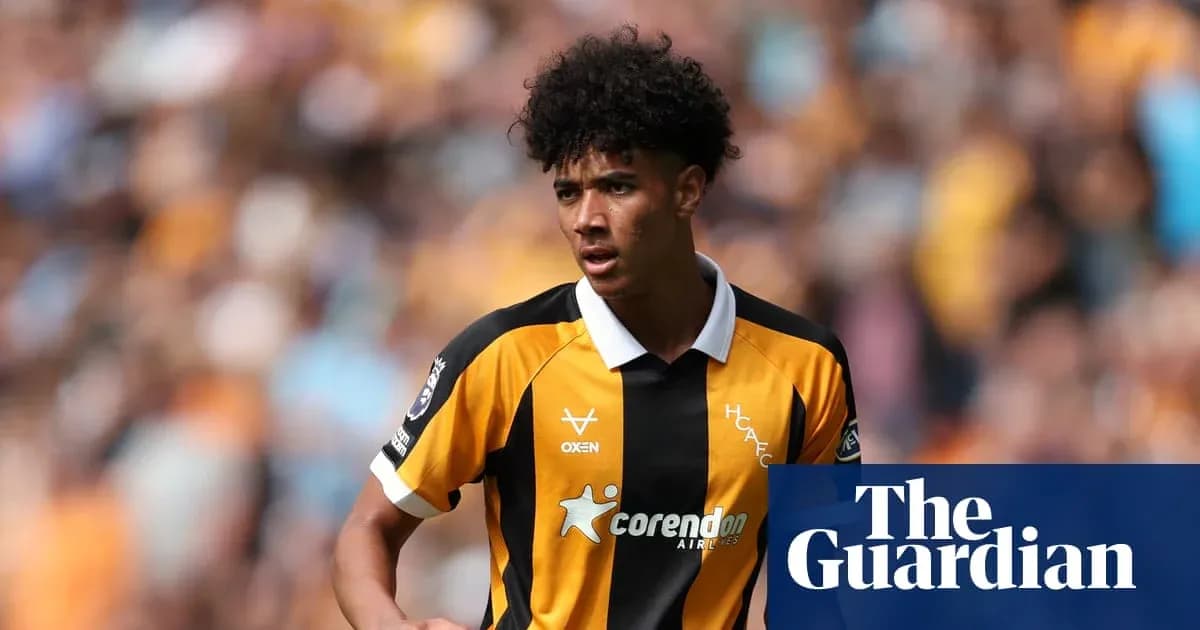 Jugador de fútbol con camiseta amarilla y negra en el campo Jugador de fútbol con camiseta amarilla y negra en el campo