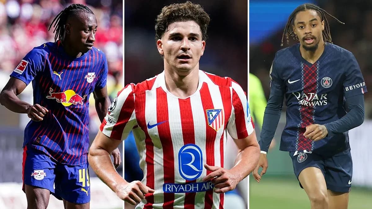 Tres futbolistas en acción en sus respectivas camisetas Tres futbolistas en acción en sus respectivas camisetas