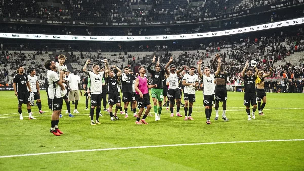 Jugadores de Beşiktaş celebrando en el campo Jugadores de Beşiktaş celebrando en el campo