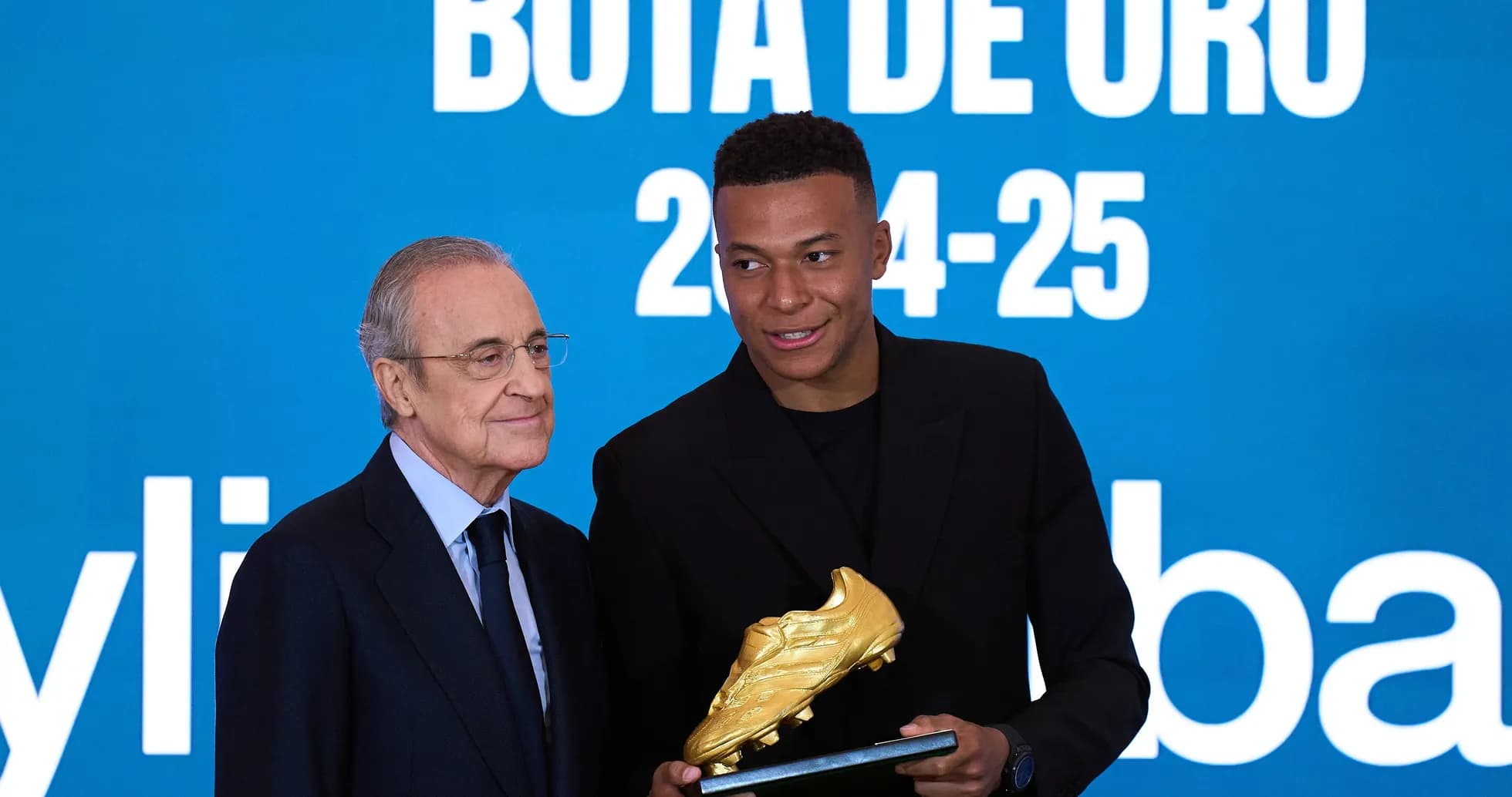 Jugador recibe la Bota de Oro de presidente Jugador recibe la Bota de Oro de presidente