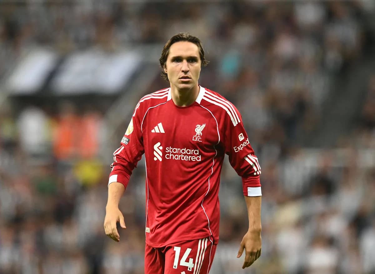 Jugador de Liverpool con uniforme rojo en el campo Jugador de Liverpool con uniforme rojo en el campo