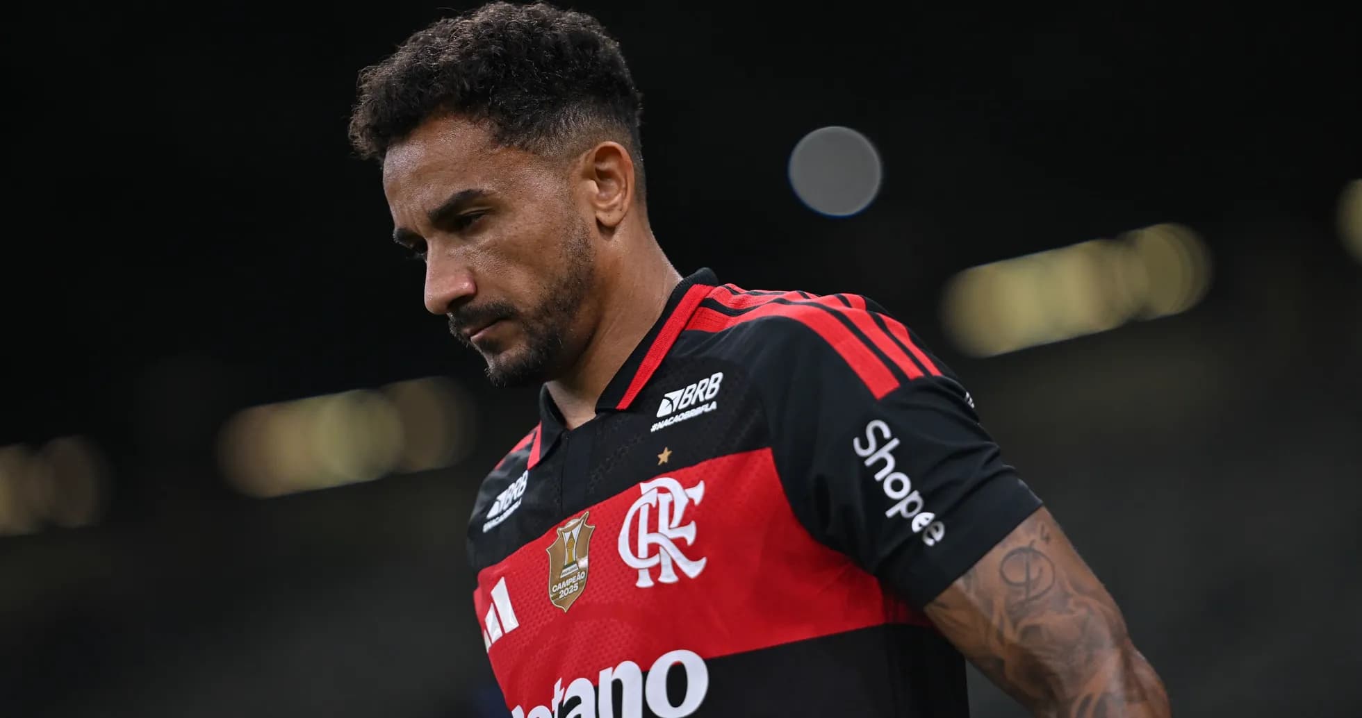 Jugador de Flamengo caminando en el campo Jugador de Flamengo caminando en el campo