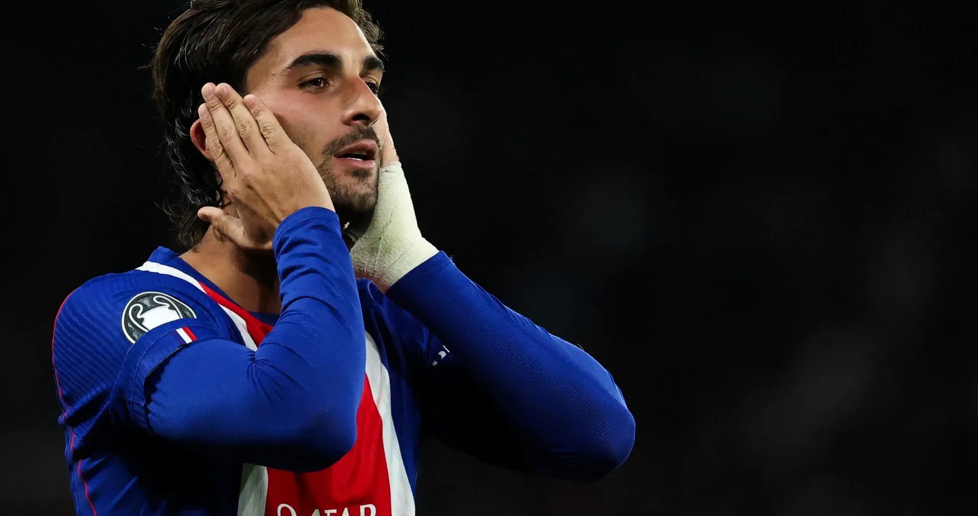 Jugador con camiseta azul sosteniendo su cara Jugador con camiseta azul sosteniendo su cara