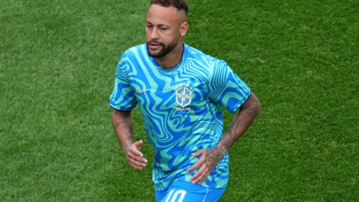Jugador brasileño corriendo en el campo de fútbol Jugador brasileño corriendo en el campo de fútbol