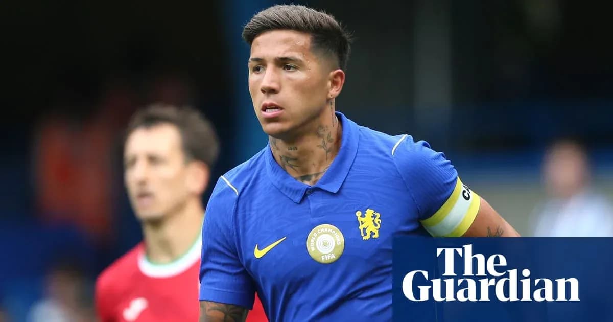 Jugador de Chelsea con camiseta azul en el campo Jugador de Chelsea con camiseta azul en el campo
