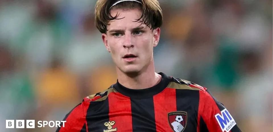 Jugador de Bournemouth en acción durante el partido Jugador de Bournemouth en acción durante el partido