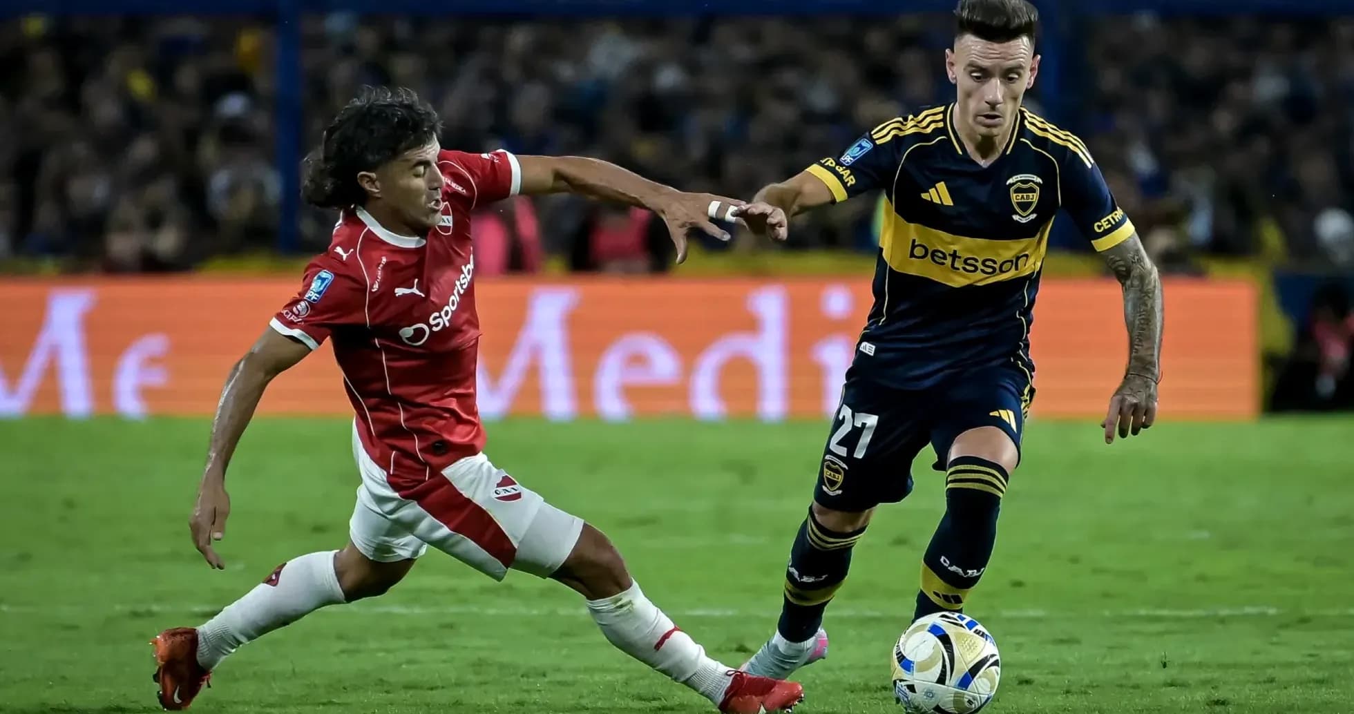 Jugadores de Independiente y Boca Juniors en acción Jugadores de Independiente y Boca Juniors en acción