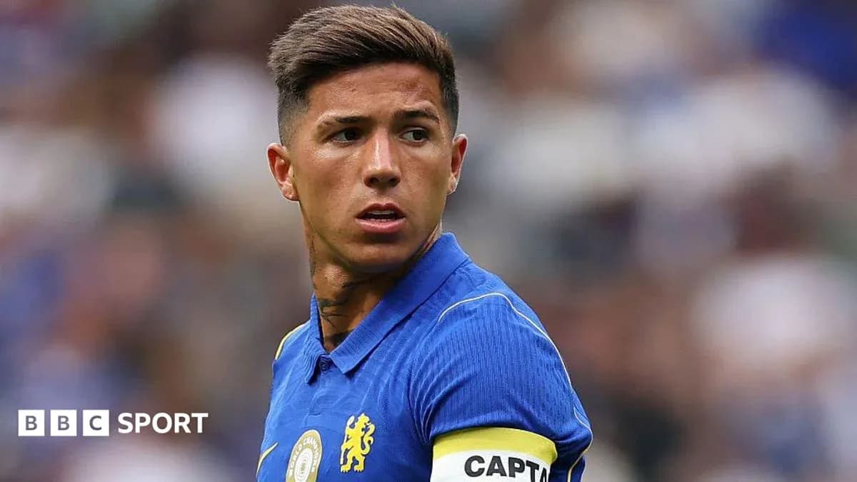 Jugador de Chelsea con banda de capitán en el campo Jugador de Chelsea con banda de capitán en el campo