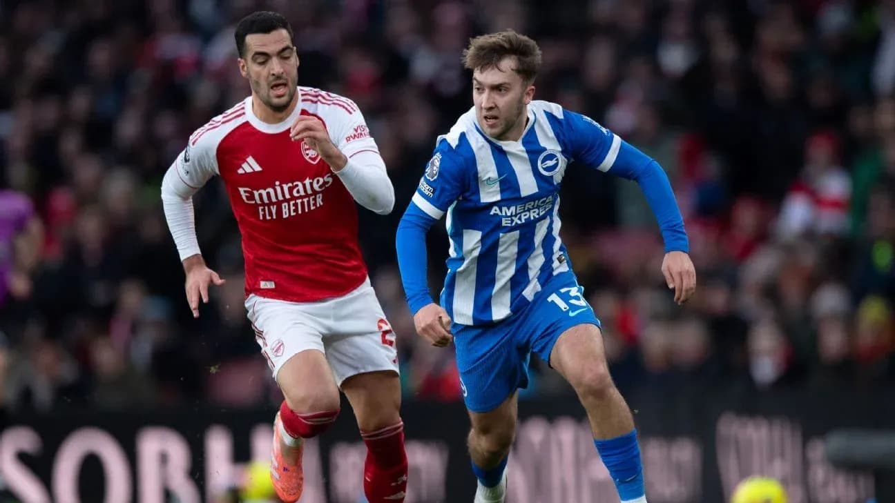 Jugadores de Arsenal y Brighton compiten por el balón Jugadores de Arsenal y Brighton compiten por el balón