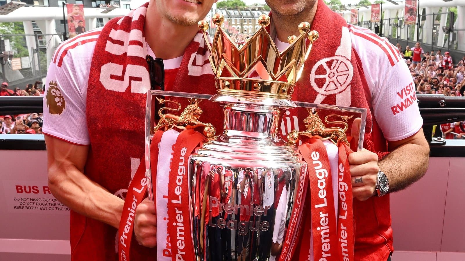 Jugadores sosteniendo el trofeo de la Premier League Jugadores sosteniendo el trofeo de la Premier League