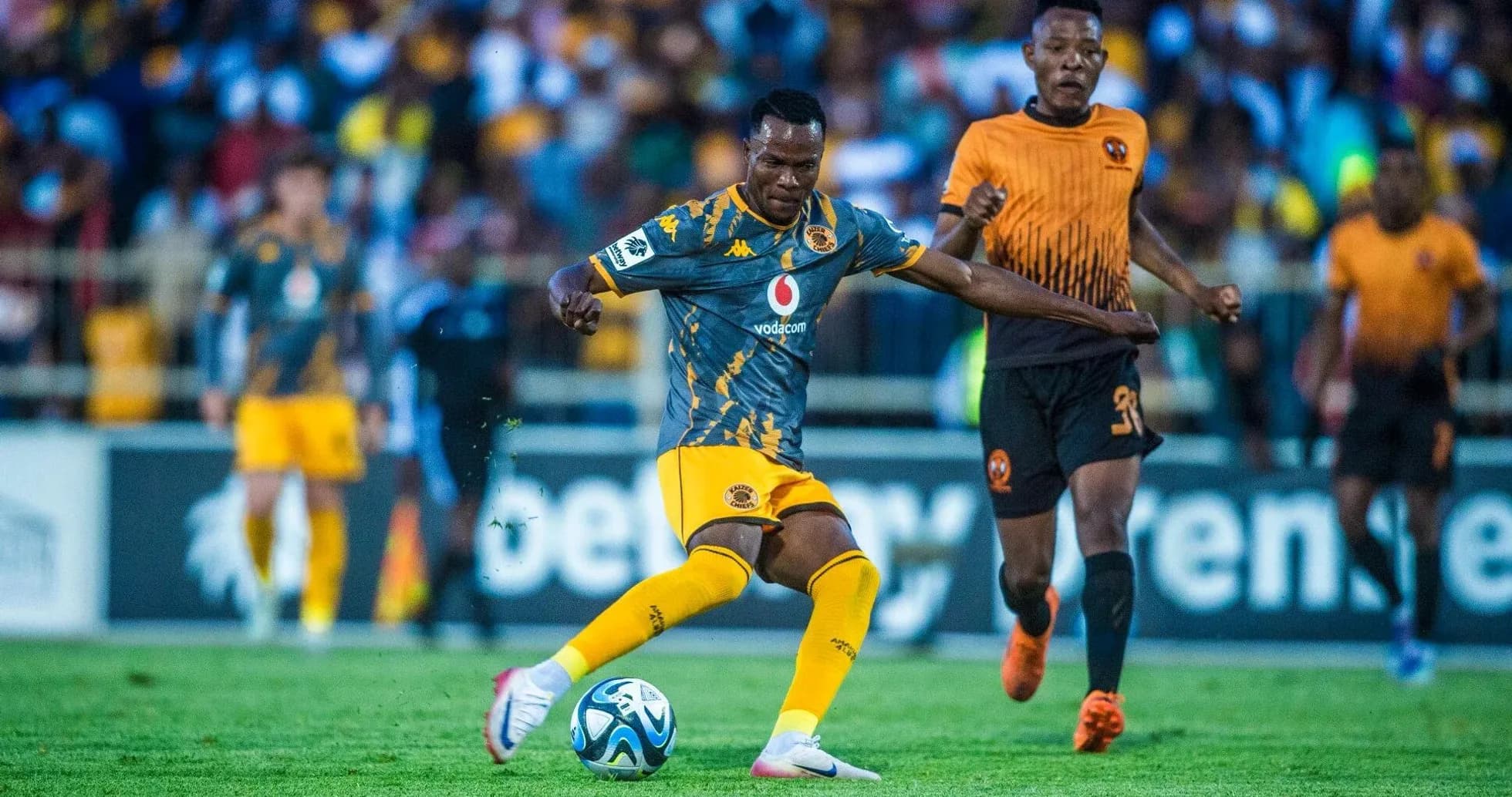 Jugador de Kaizer Chiefs controlando el balón en el campo Jugador de Kaizer Chiefs controlando el balón en el campo