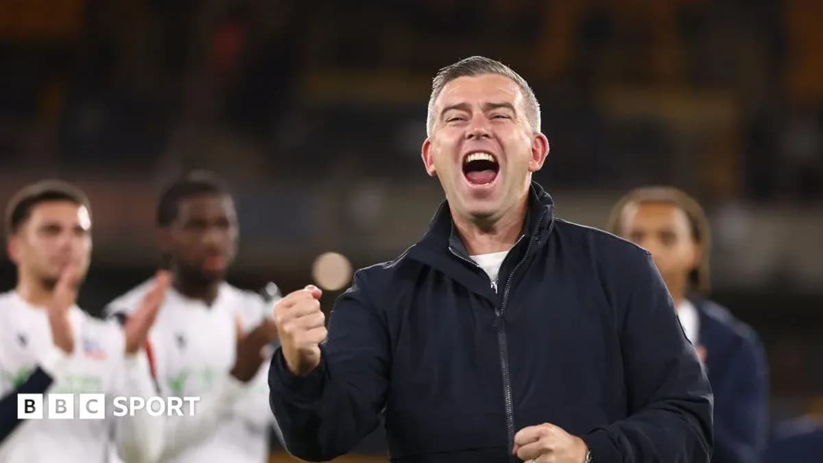 Entrenador celebrando con entusiasmo tras el partido Entrenador celebrando con entusiasmo tras el partido