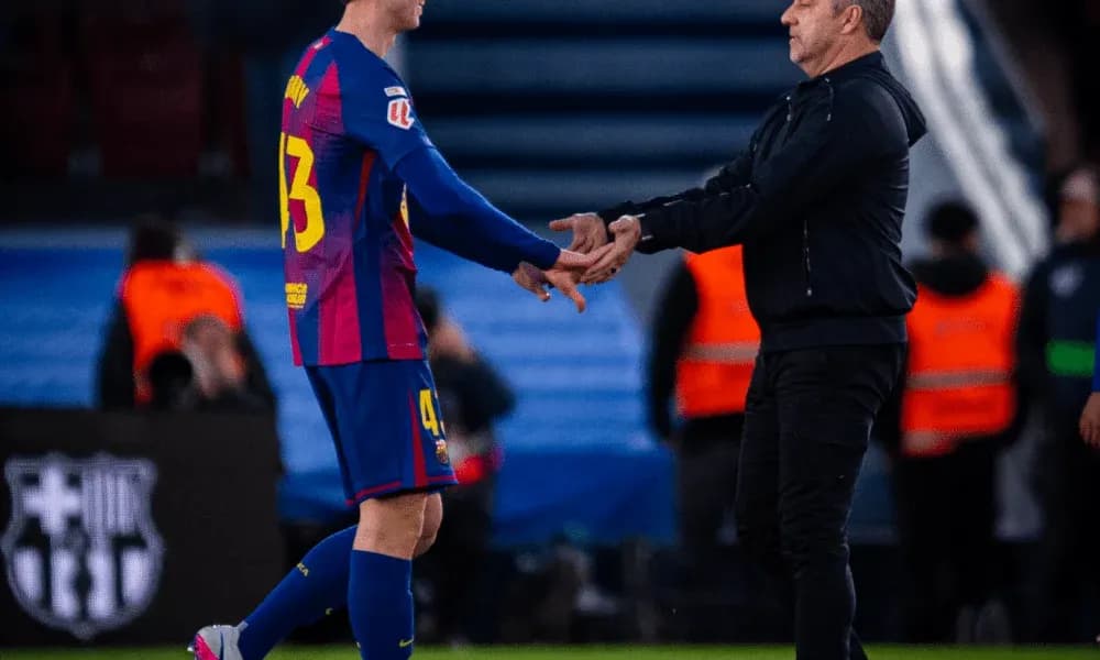 Jugador saludando al entrenador en el banquillo Jugador saludando al entrenador en el banquillo