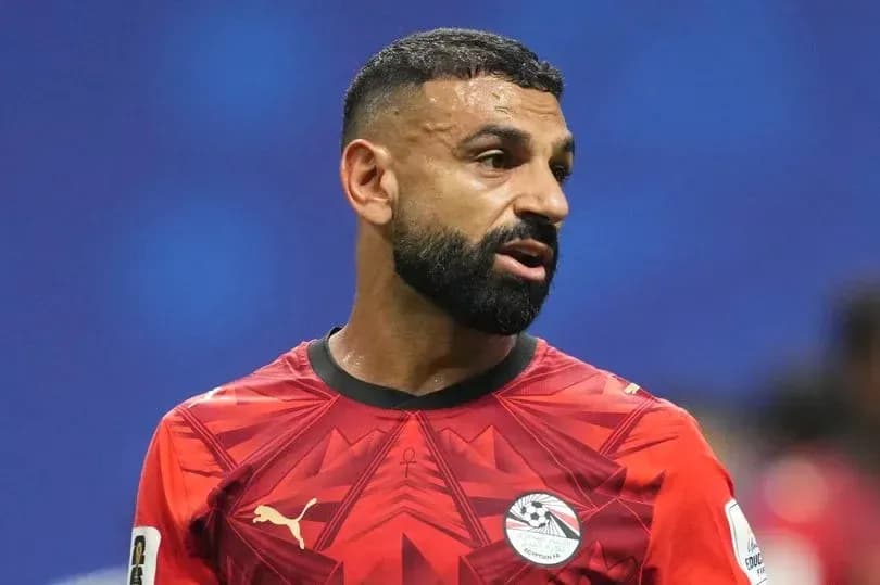 Jugador con camiseta roja de Egipto en el campo Jugador con camiseta roja de Egipto en el campo