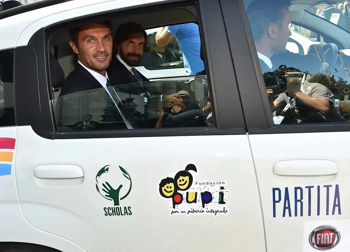 Dos hombres en el interior de un coche blanco Dos hombres en el interior de un coche blanco
