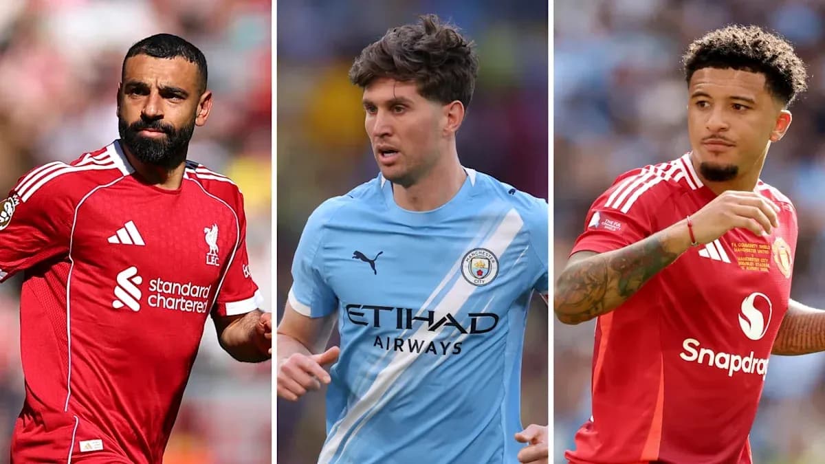 Jugadores de fútbol en sus camisetas de clubes Jugadores de fútbol en sus camisetas de clubes