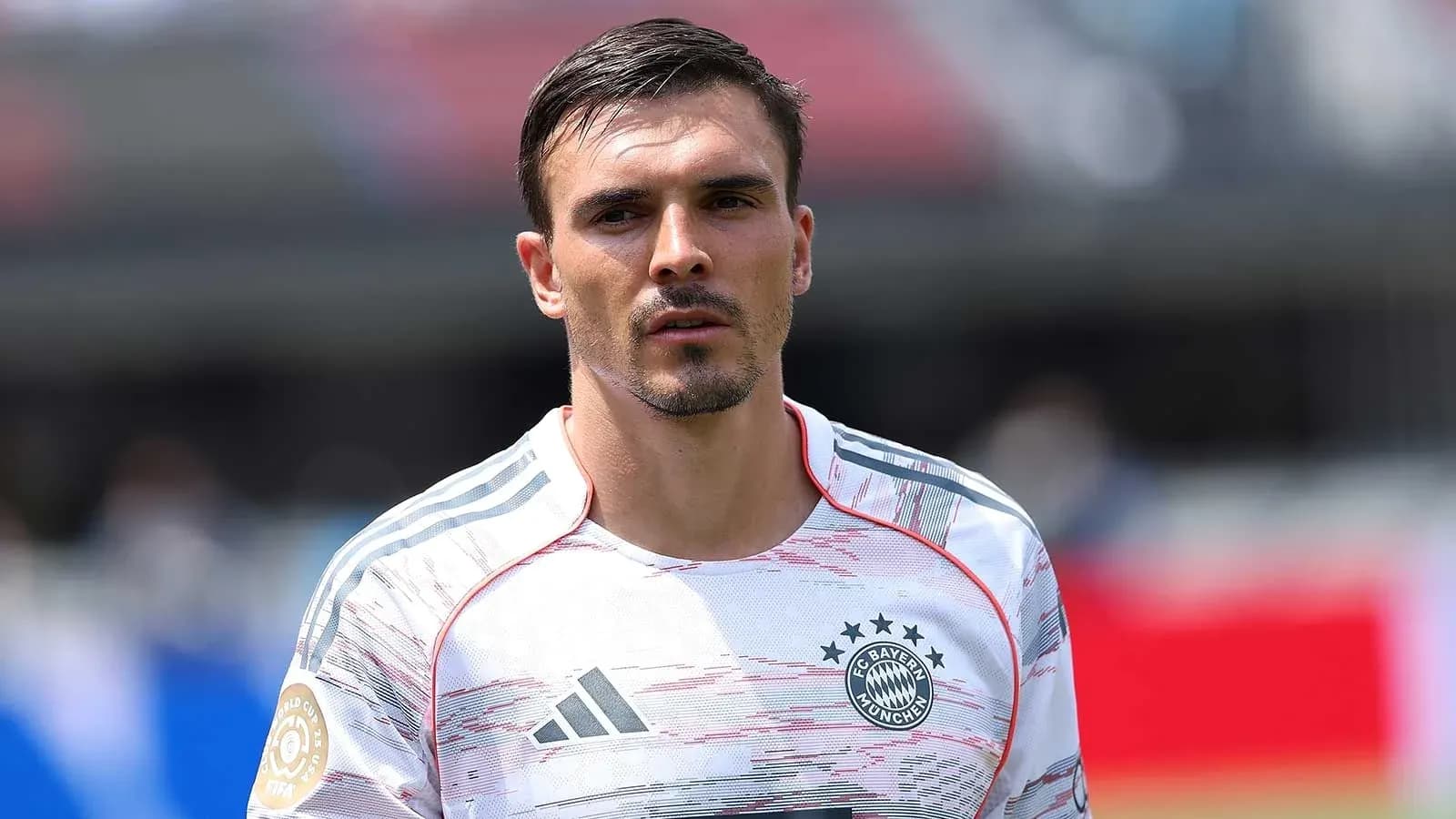 Jugador de fútbol en camiseta de Bayern Múnich Jugador de fútbol en camiseta de Bayern Múnich
