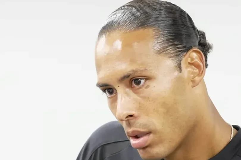 Jugador en entrevista con expresión seria Jugador en entrevista con expresión seria