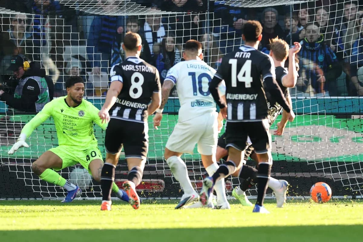 Lautaro Martínez disparando a puerta en el partido Lautaro Martínez disparando a puerta en el partido