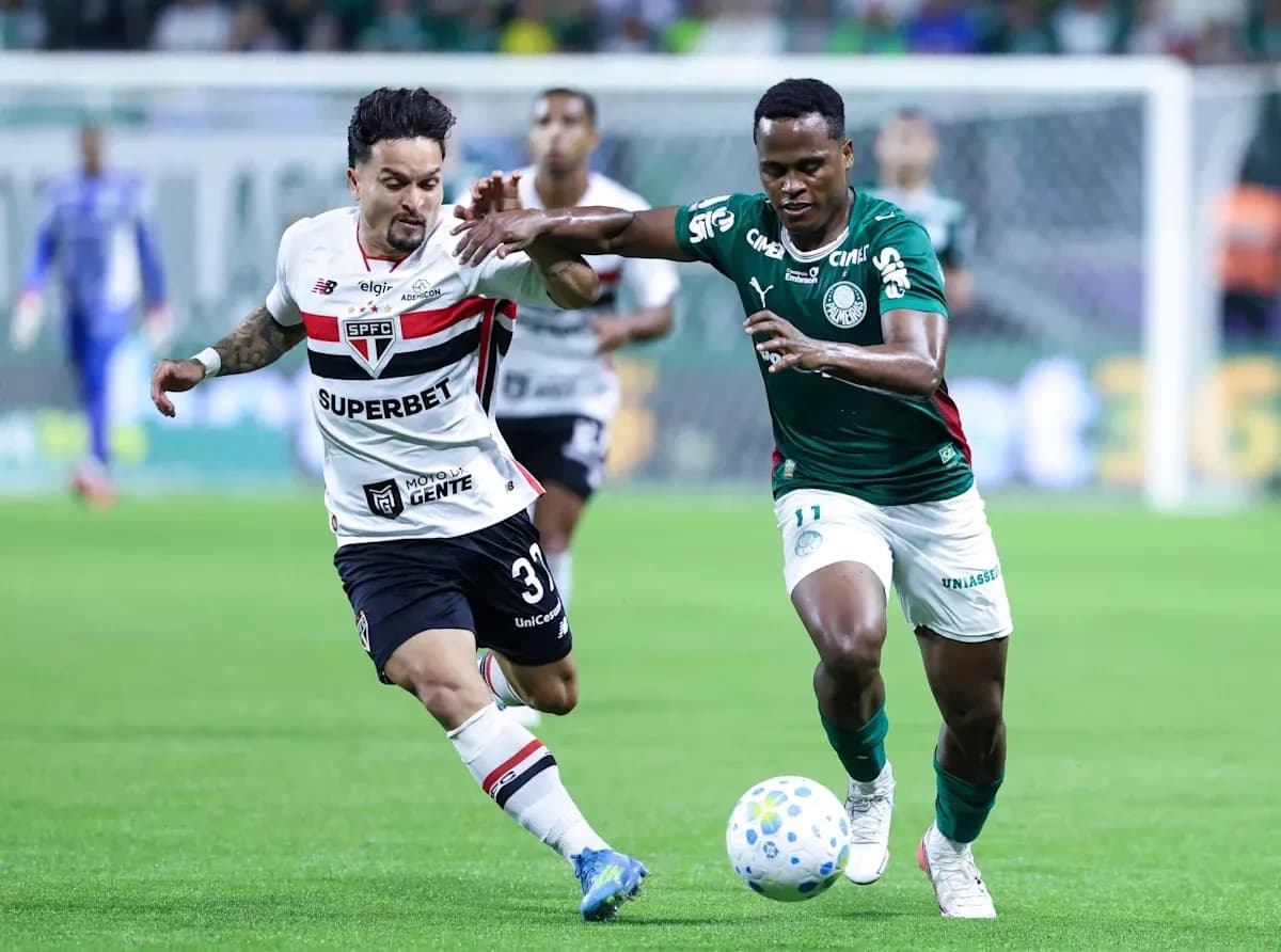 Jugadores compitiendo por el balón en el partido Jugadores compitiendo por el balón en el partido