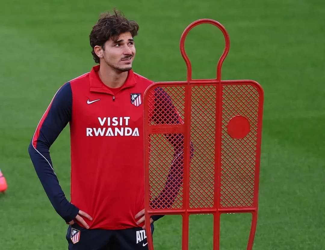 Jugador de Atlético de Madrid en entrenamiento con conos Jugador de Atlético de Madrid en entrenamiento con conos