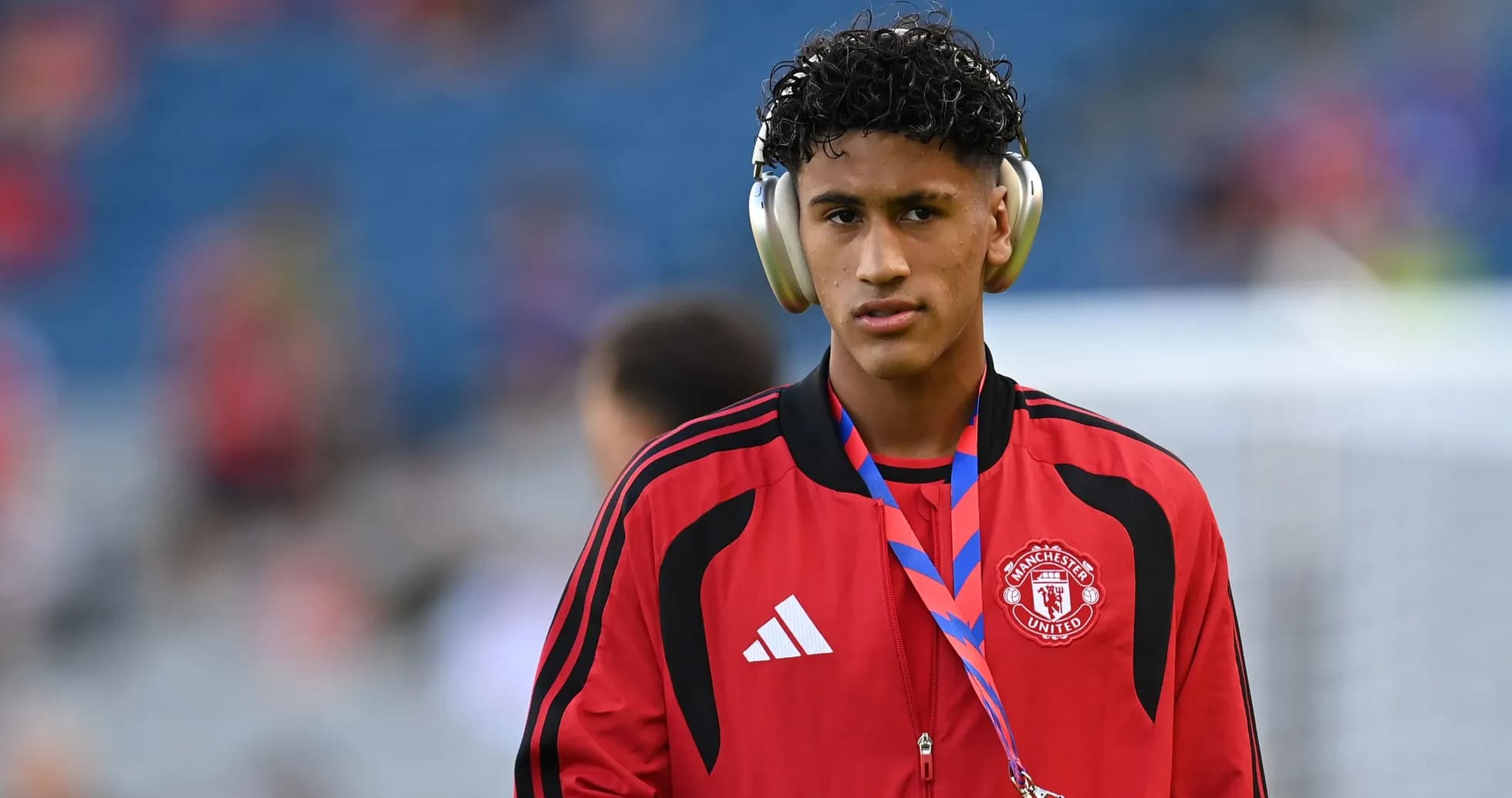 Jugador de Manchester United con auriculares en el campo Jugador de Manchester United con auriculares en el campo
