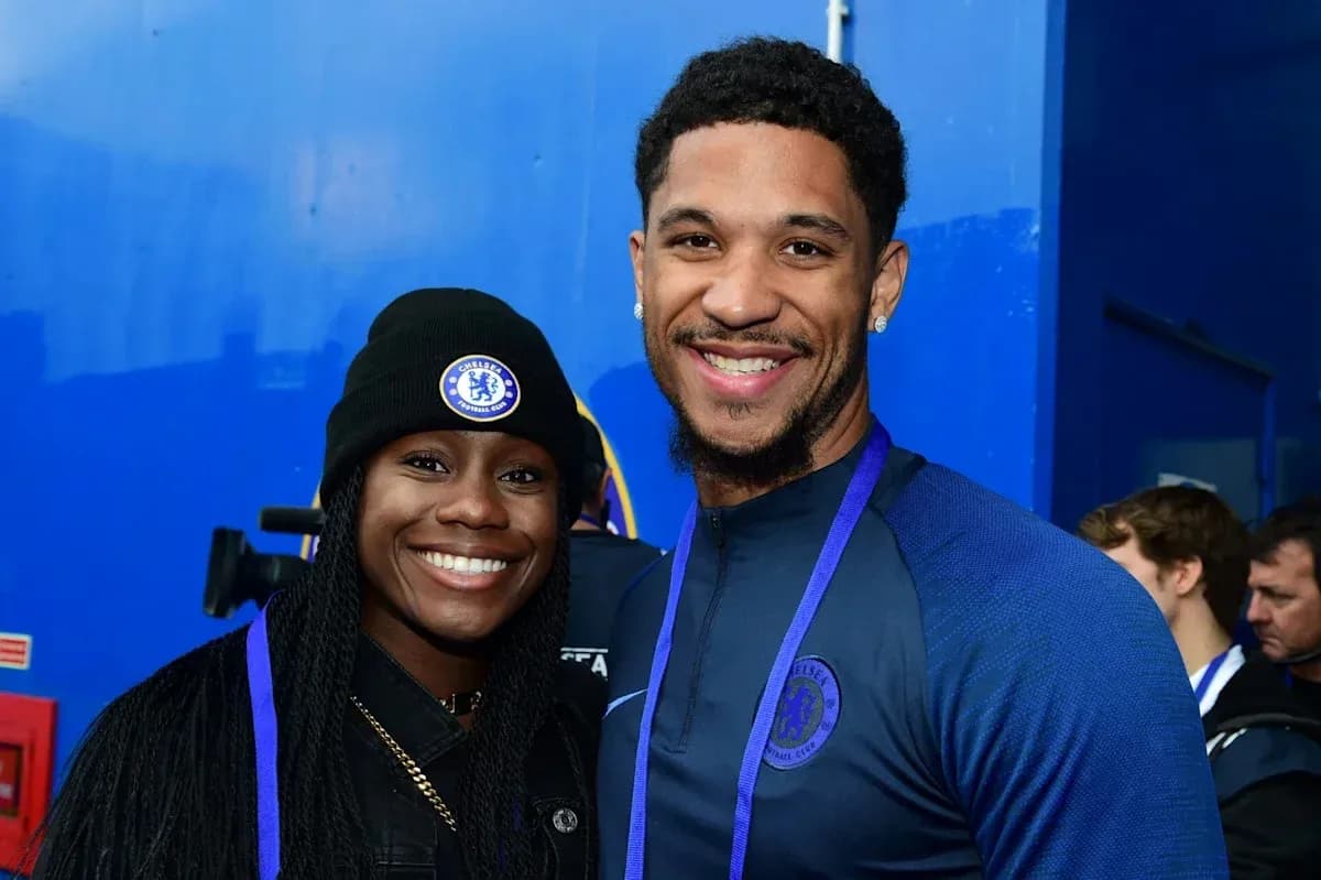 Dos personas sonriendo con ropa de Chelsea FC Dos personas sonriendo con ropa de Chelsea FC