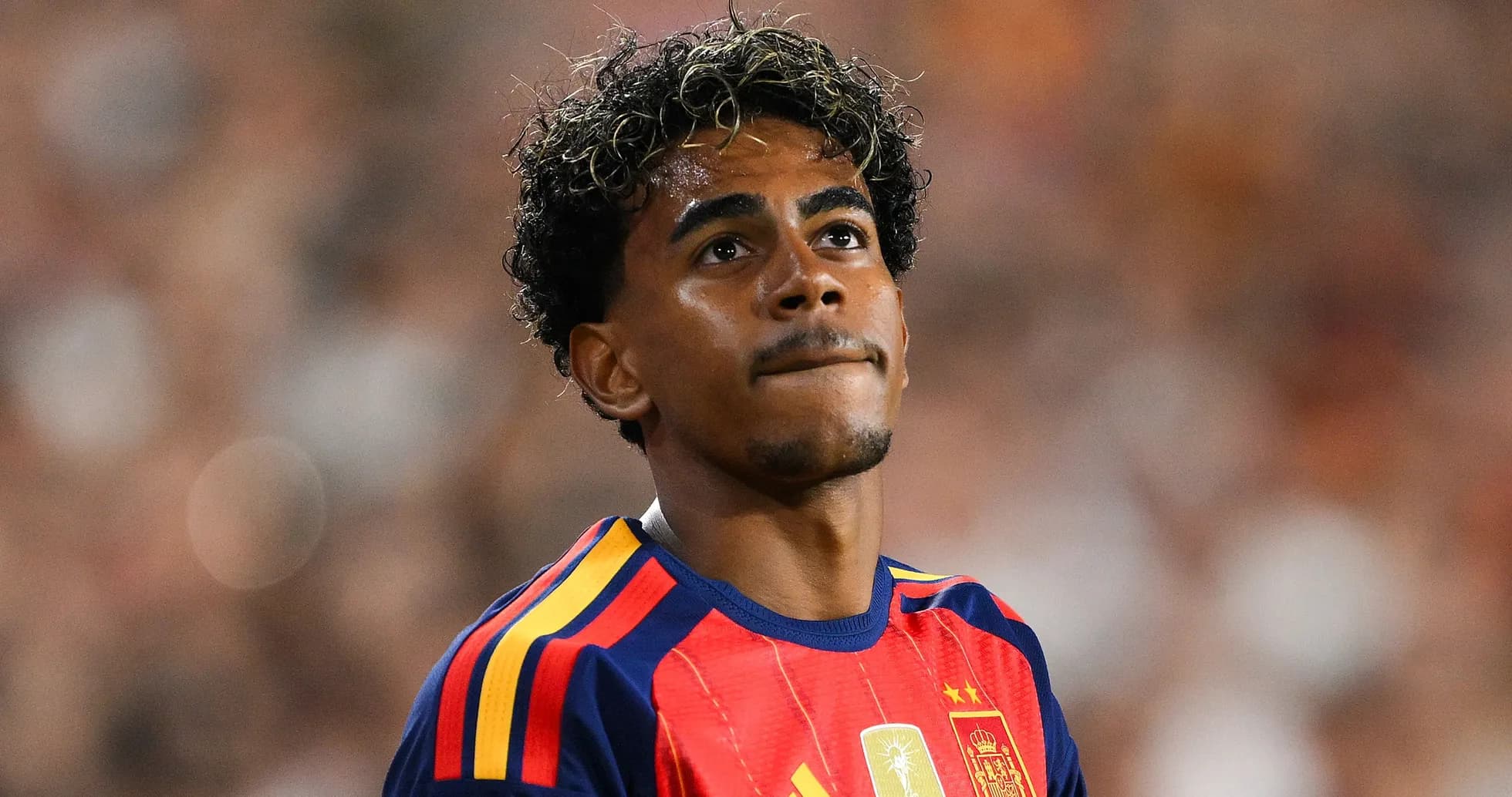 Jugador de España con camiseta roja mirando al horizonte Jugador de España con camiseta roja mirando al horizonte