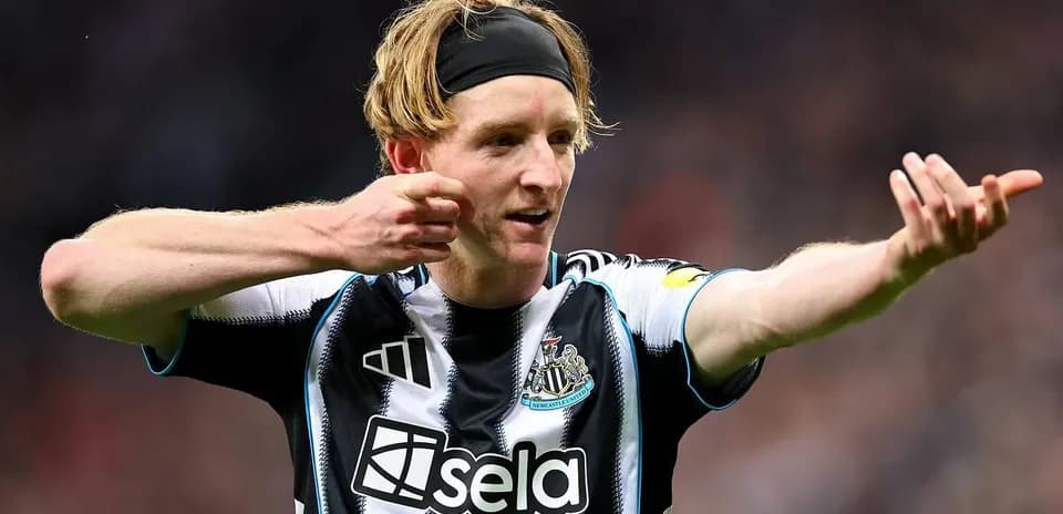 Jugador de Newcastle celebrando un gol en el campo Jugador de Newcastle celebrando un gol en el campo