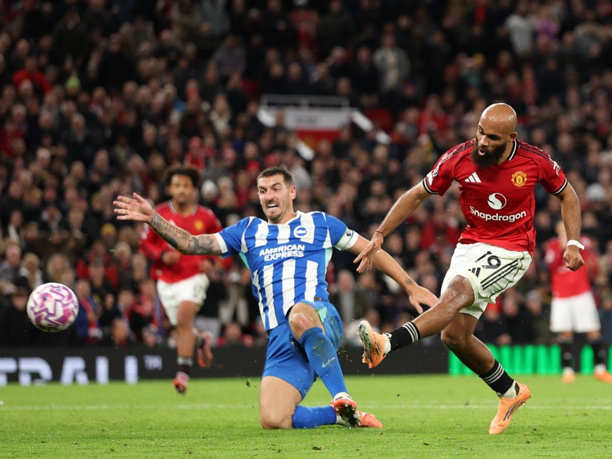 Jugador de Brighton y Manchester United en acción Jugador de Brighton y Manchester United en acción