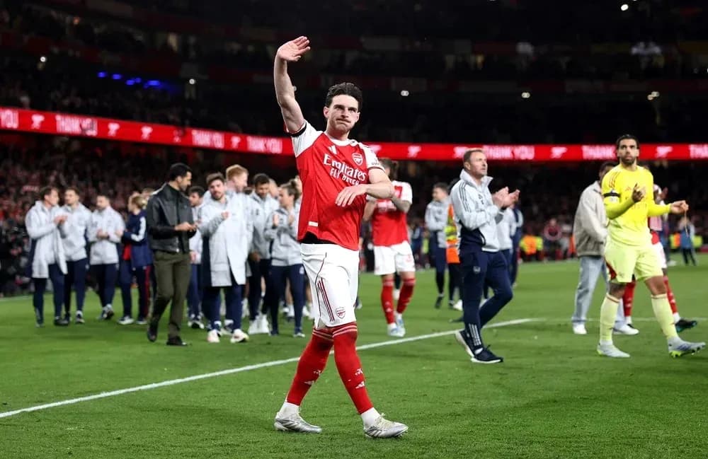 Jugador de Arsenal saludando a la afición tras el partido Jugador de Arsenal saludando a la afición tras el partido