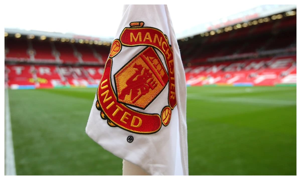 Esquina del campo con bandera de Manchester United Esquina del campo con bandera de Manchester United