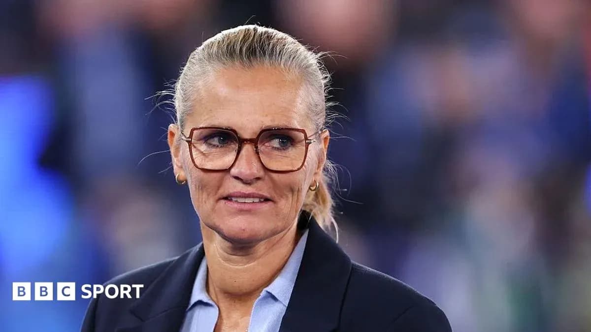 Mujer con gafas hablando en un evento deportivo Mujer con gafas hablando en un evento deportivo