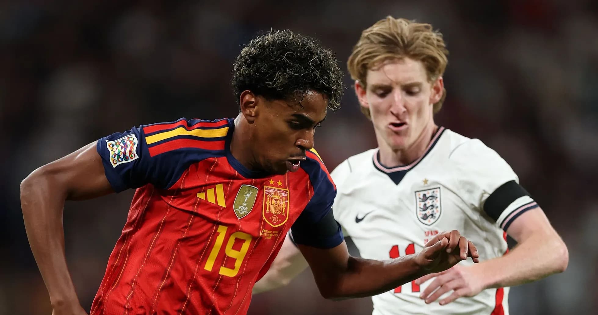 Jugador de España avanzando con el balón frente a Inglaterra Jugador de España avanzando con el balón frente a Inglaterra