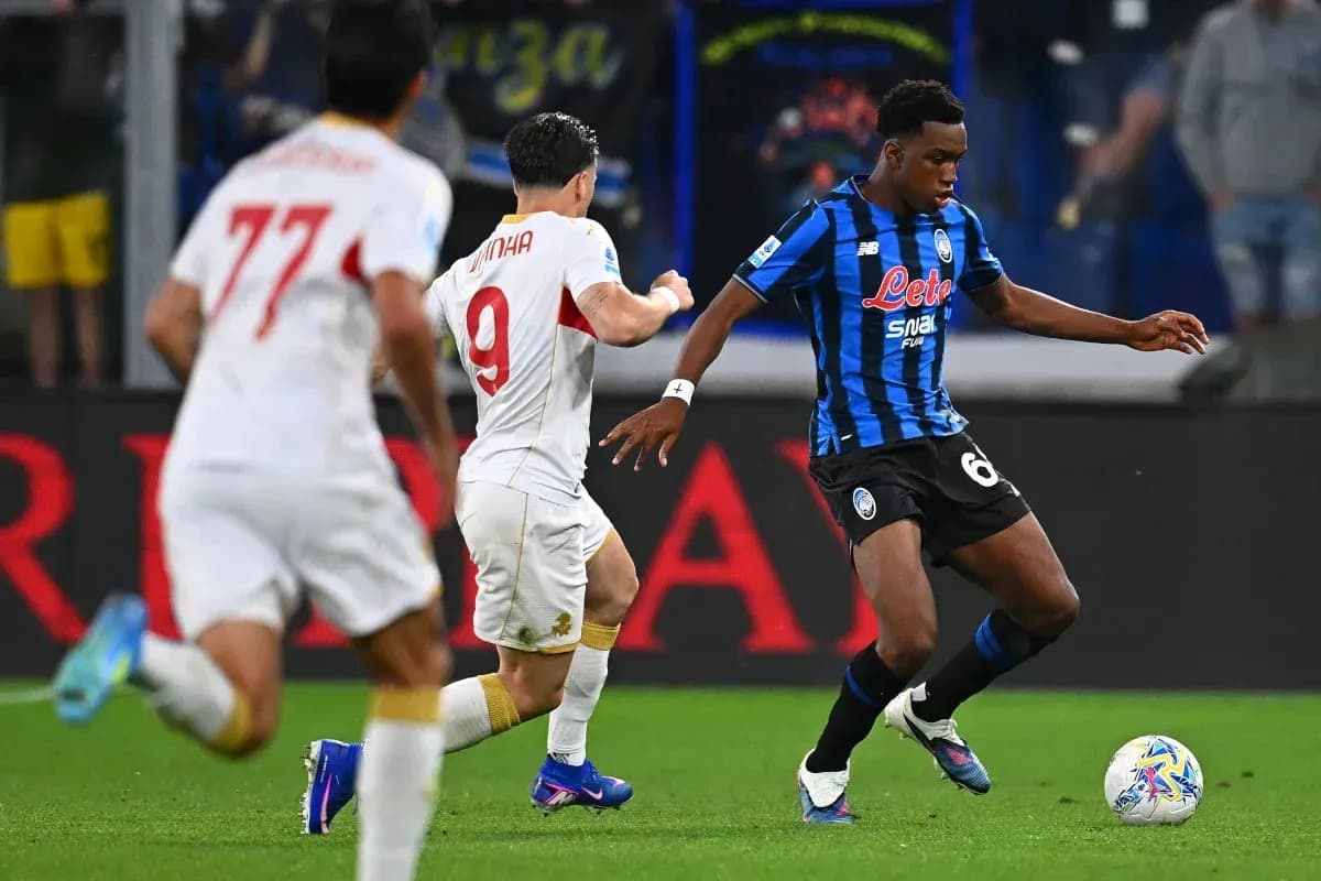 Jugador de Atalanta driblando durante un partido Jugador de Atalanta driblando durante un partido