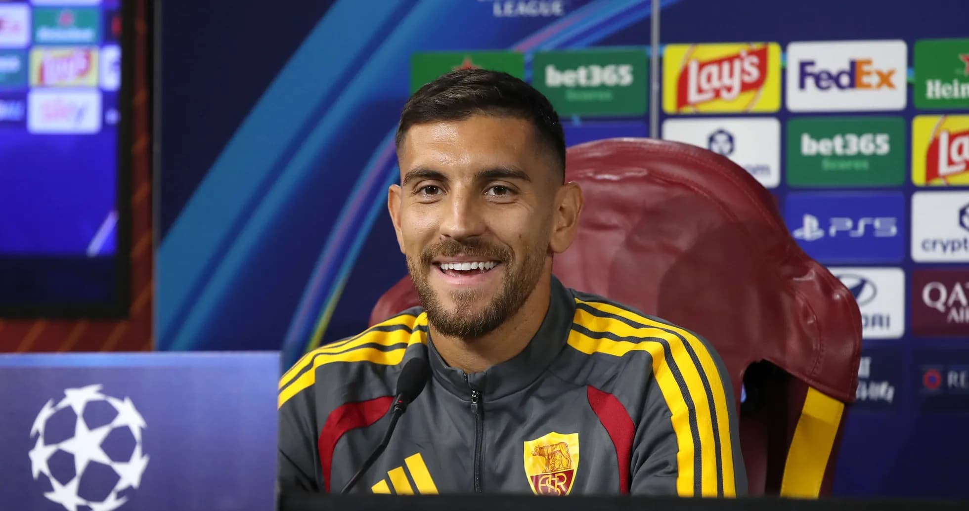 Jugador sonriente en conferencia de prensa de Champions League Jugador sonriente en conferencia de prensa de Champions League